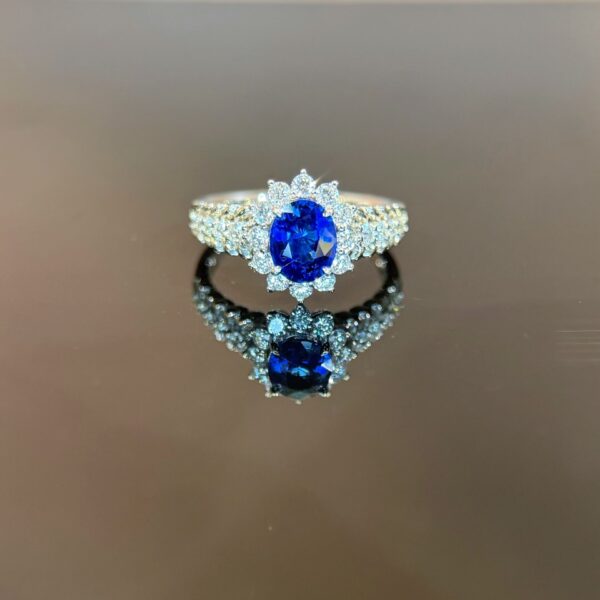18K White Gold Sapphire 1.23ct Oval Ring
