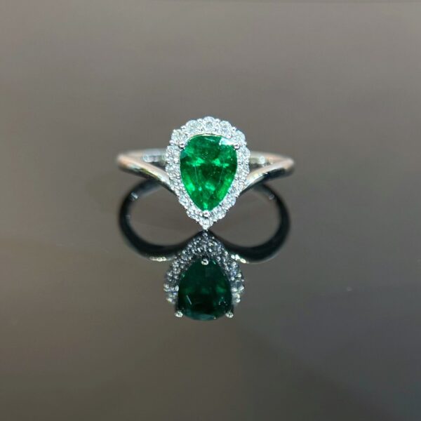 18K White Gold Emerald 1.06ct Oval Ring
