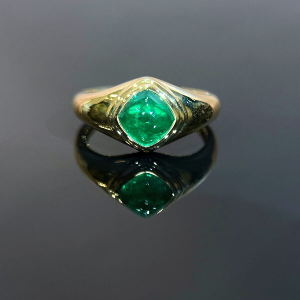 18K Yellow Gold Emerald 1.51ct Sugar Loaf Ring